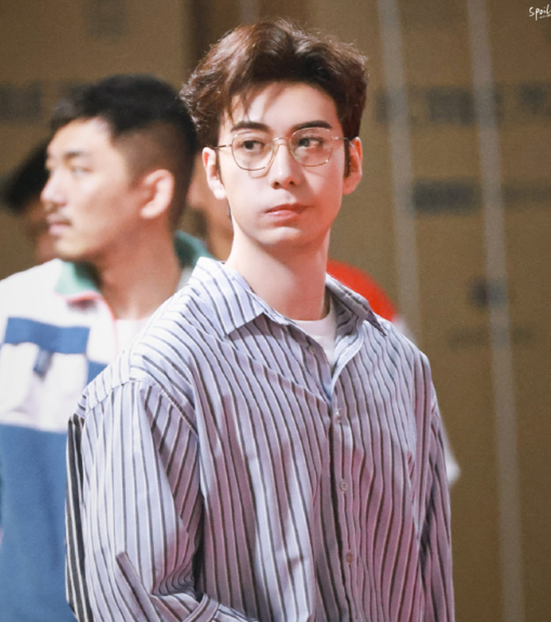 看了《你也有今天》的路透照之后,不得不佩服陈星旭的进组速度!