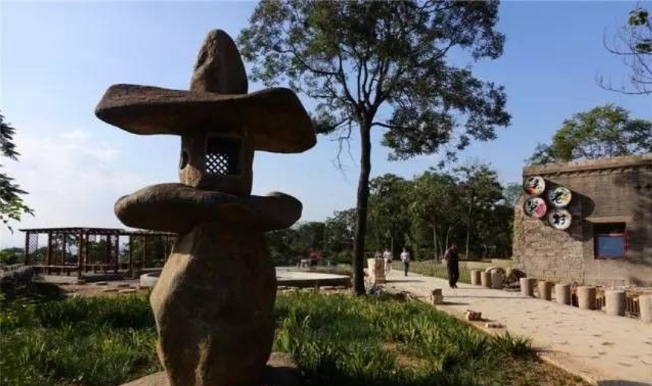 集贤山庄是北响堂景区开发项目,位于北响堂寺北2公里处,是一古窑洞
