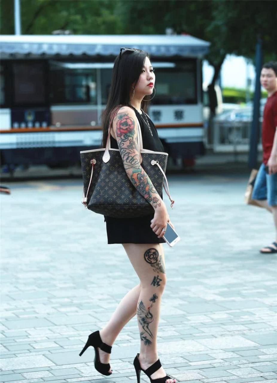 街拍:被小姐姐虐到爆了,看了她的穿搭和花臂纹身我舒坦多了!