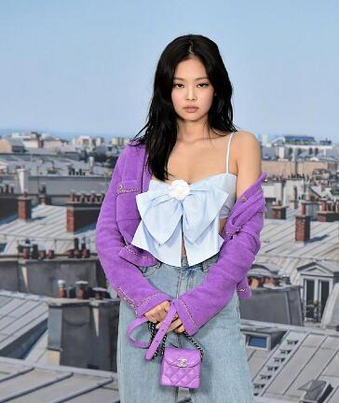 jennie身着紫色开衫,白色山茶花装点蝴蝶结胸衣,可爱又性感!