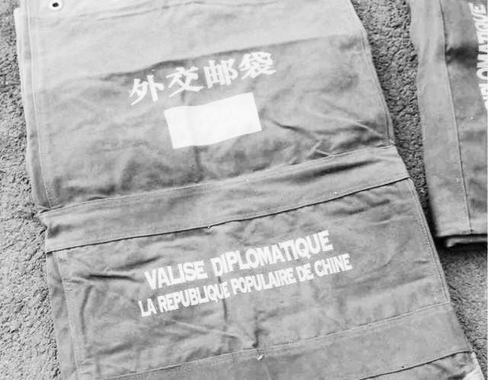 1985年,执行绝密任务的外交部信使杨水长带着两个外交邮袋向美方机长