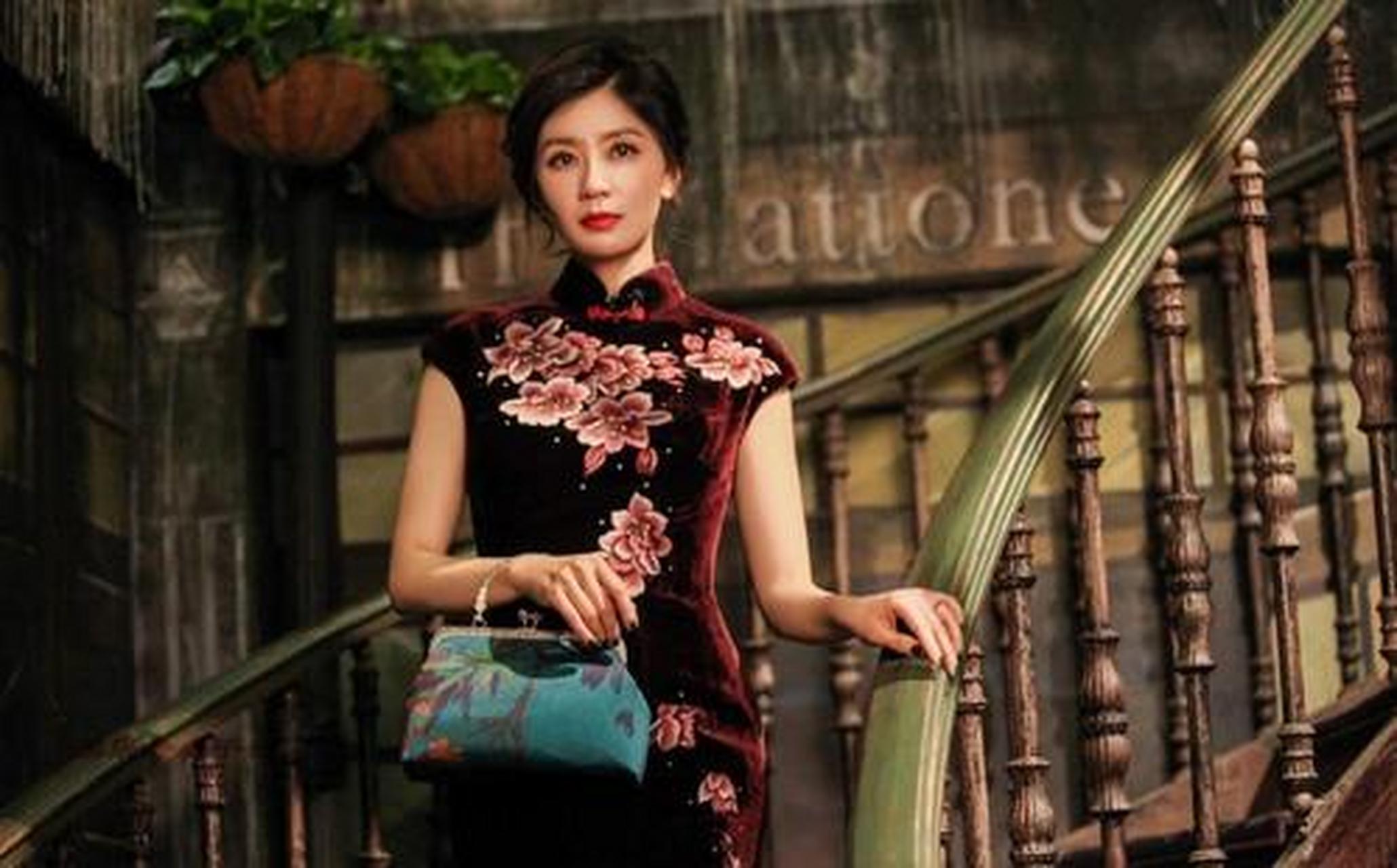 冻龄女神贾静雯搭配红葡萄酒刺绣花纹的旗袍,贾静雯显得知性优雅.