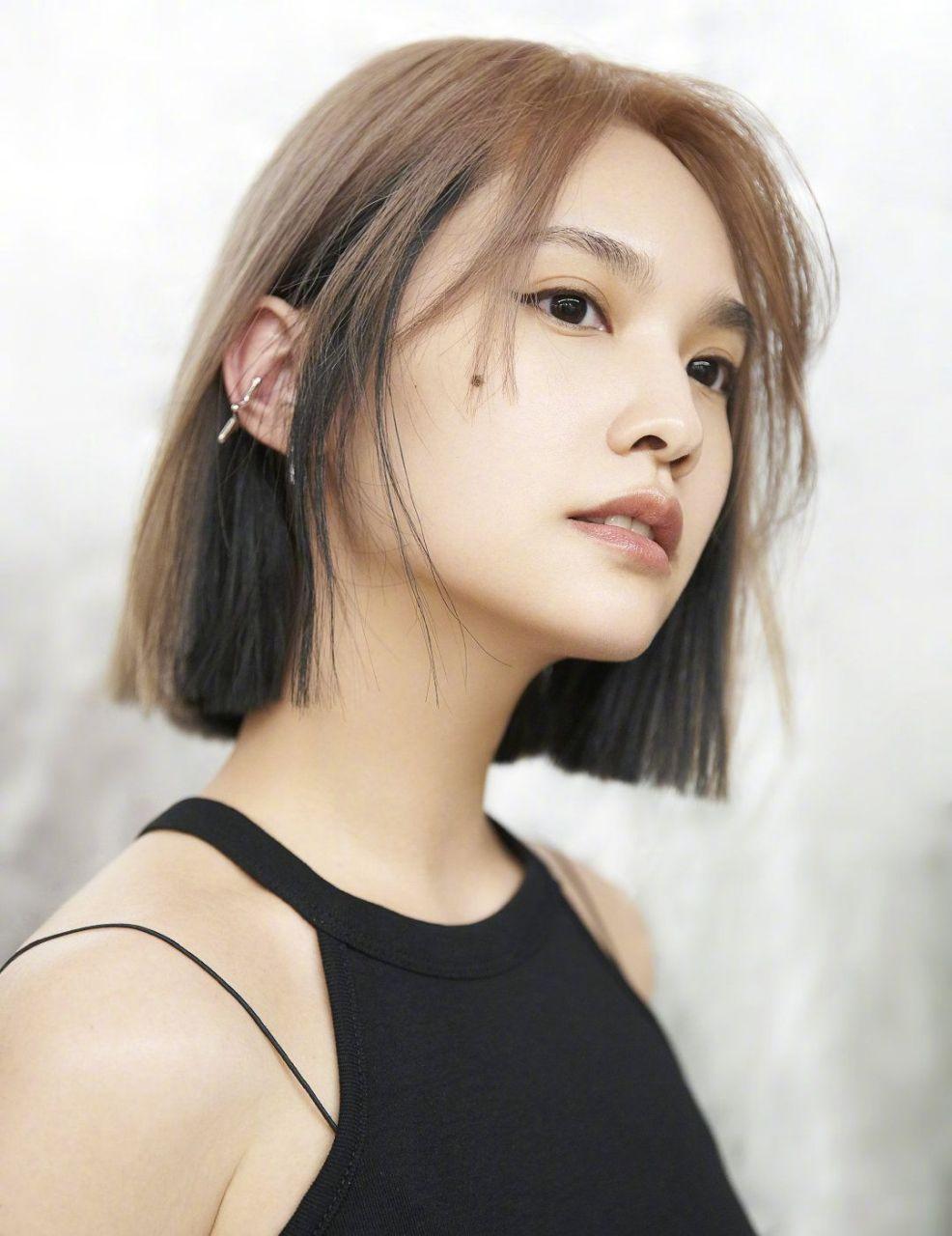 杨丞琳短发: 近日,杨丞琳晒出新发型美照,奶茶色温柔超显白,看起来