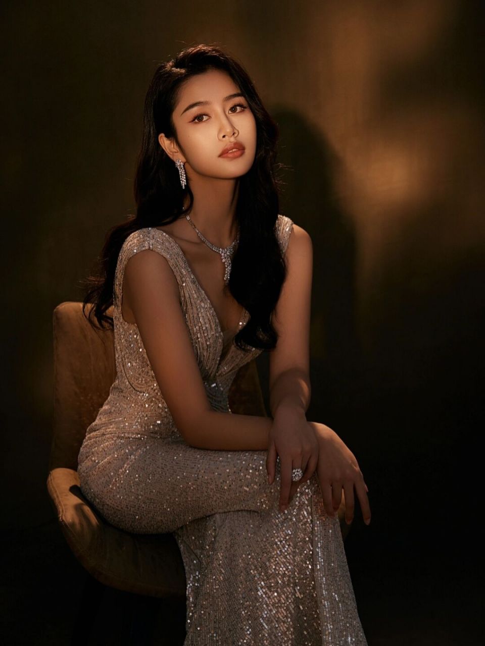 上海星光:明星高级形象照的魅力写真  绝美的香槟金色高定礼服,尽显