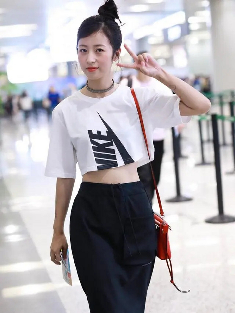 周雨彤的身材真是"绝"了,t恤配黑色半身裙清爽利落,高挑纤瘦