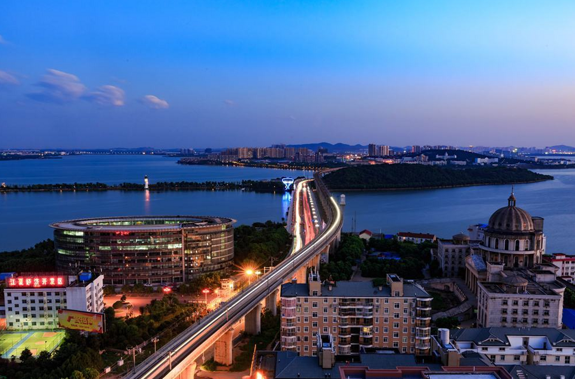 屈原《楚辞·九章·哀郢》中,最早出现了江夏的名字:"去故乡而就远兮