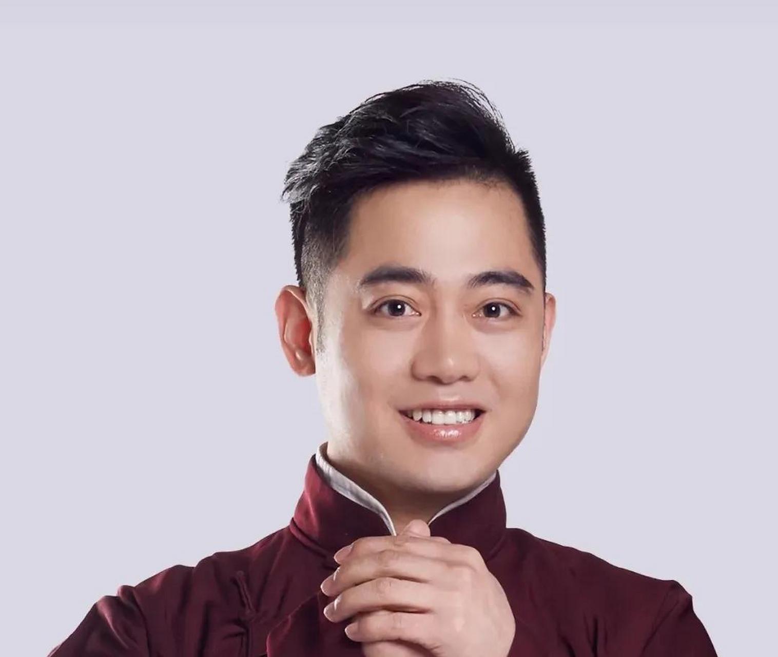 gif创作人# 德云社演员孔云龙晒自拍惹争议,手拿香烟太危险!