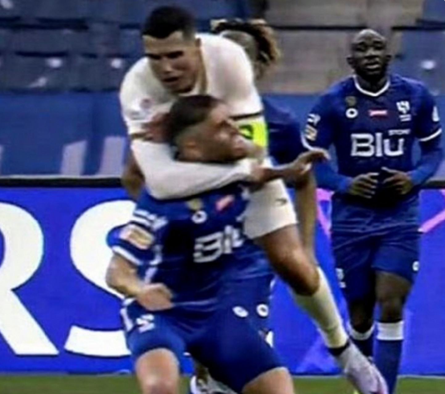 c罗锁喉防守染黄# 前者更像是身体失去重心后手臂挂在对方脖子上倒地