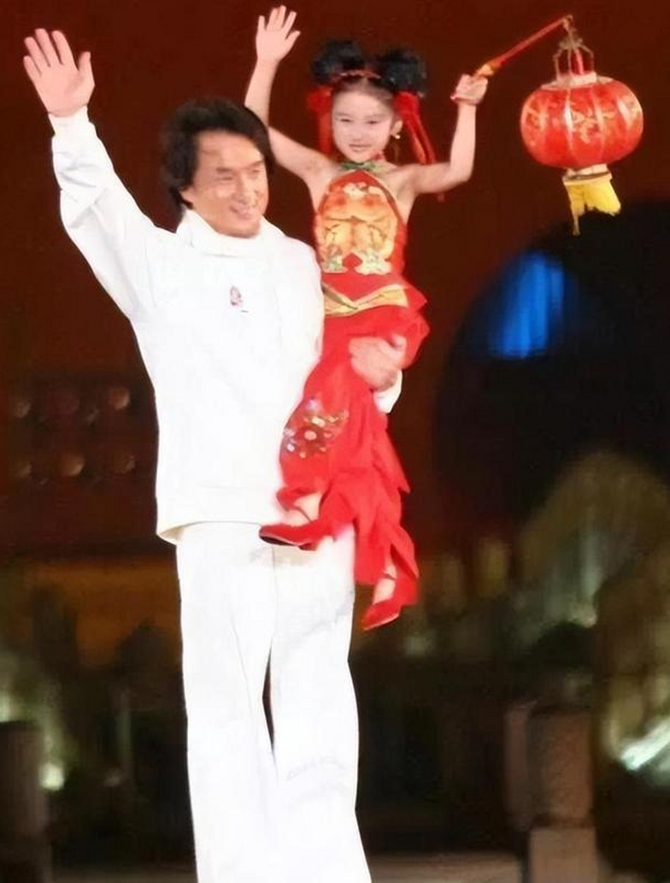 她6岁被成龙抱着上春晚,却因长相被骂退圈出国,如今她长什么样!