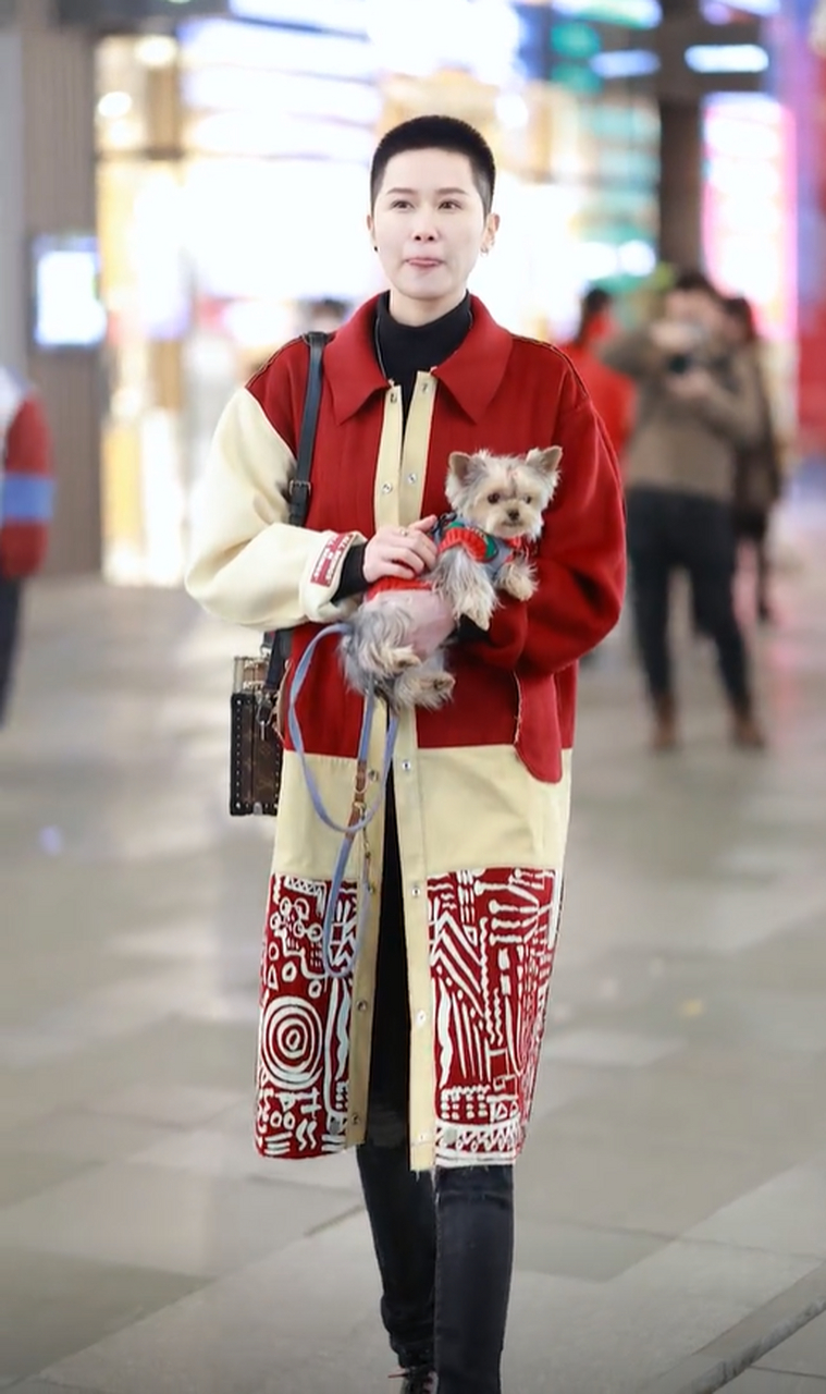 和蔼可亲的玉总,惊艳帅酷!尽显休闲优雅气质[鼓掌][鼓掌]