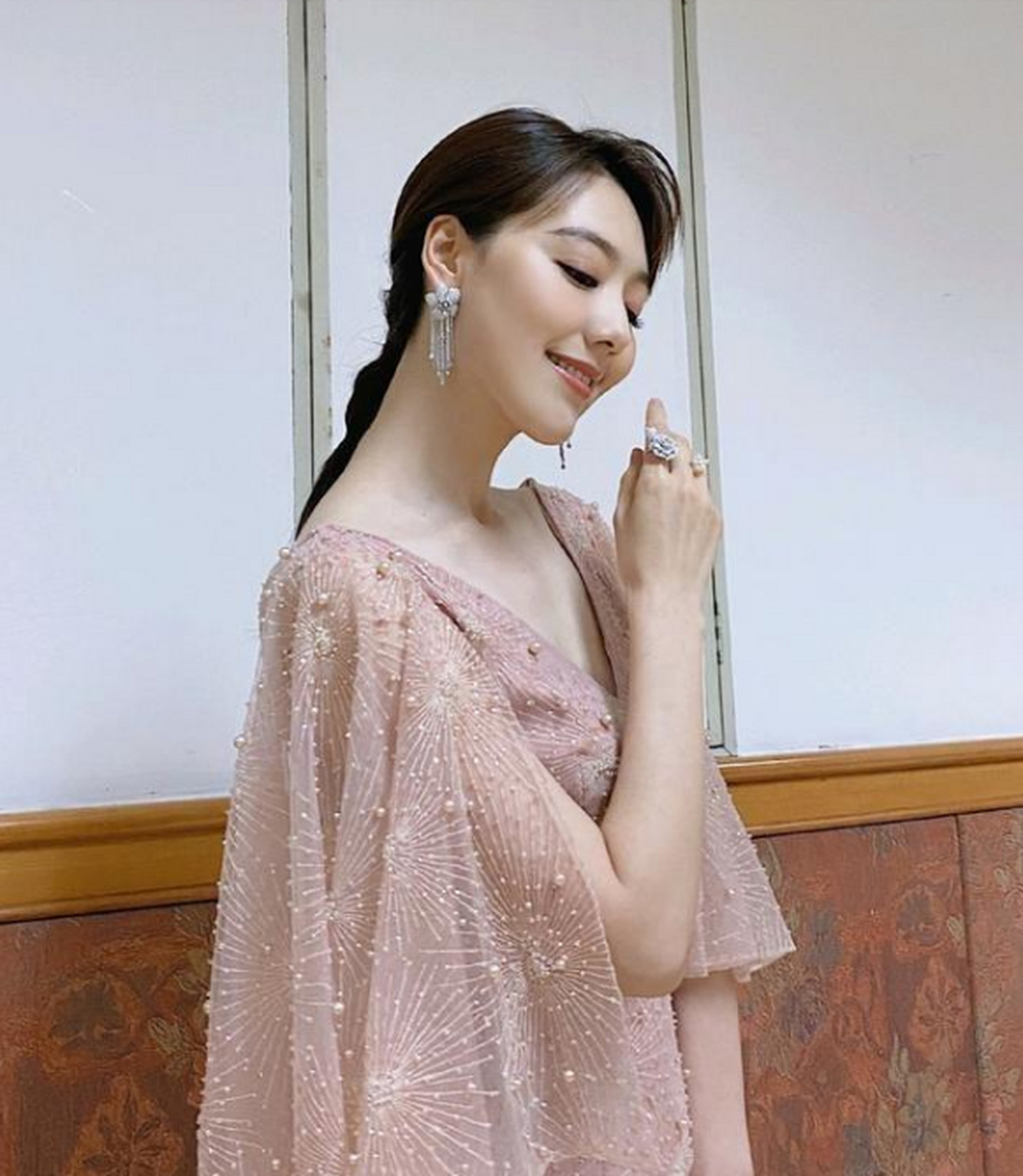 曾经的央视主持人王冠又现高级穿搭,一袭v领连衣纱裙太优雅,女神范