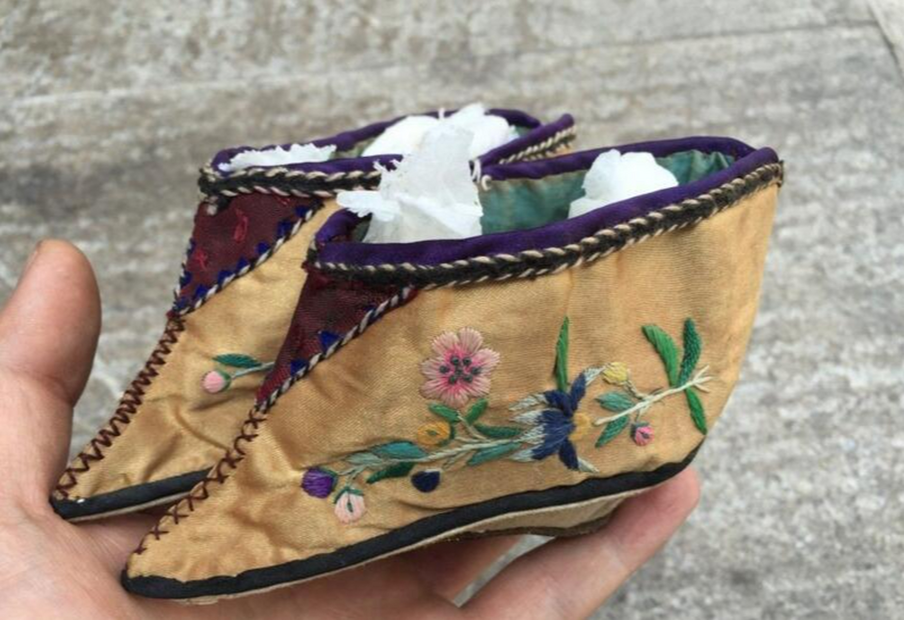 某网店兜售多款"三寸金莲"鞋及其缠足相关商品遭怼  都2023年了,居然