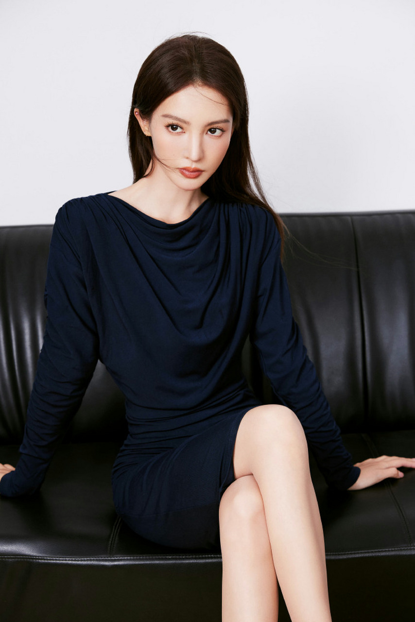 成熟女星金晨黑色包臀裙,身材完美展现韵味十足#金晨# #娱乐热ai计划