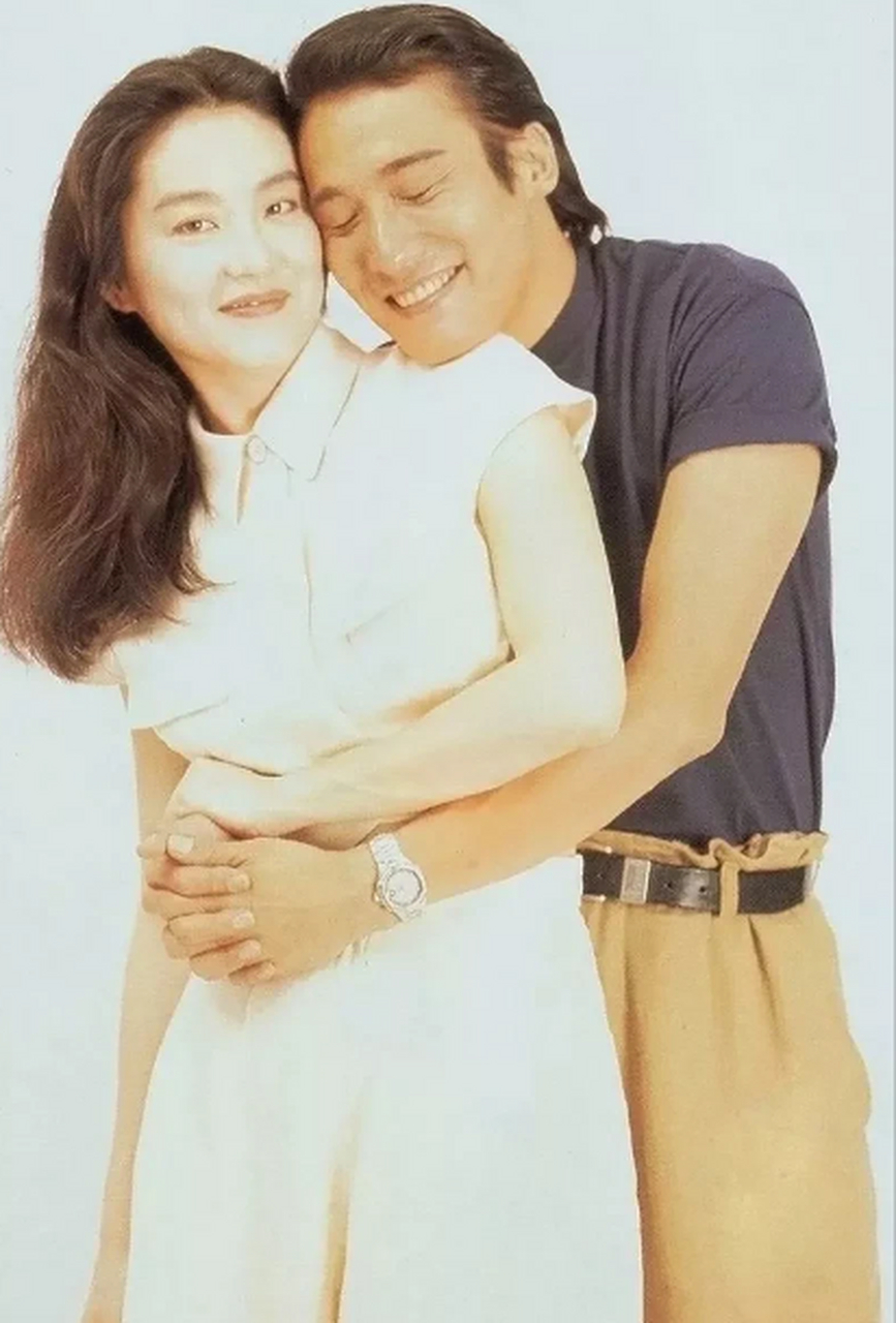 九十年代,梁家辉和林青霞的罕见合影照,镜头前的林青霞,身着白色短袖