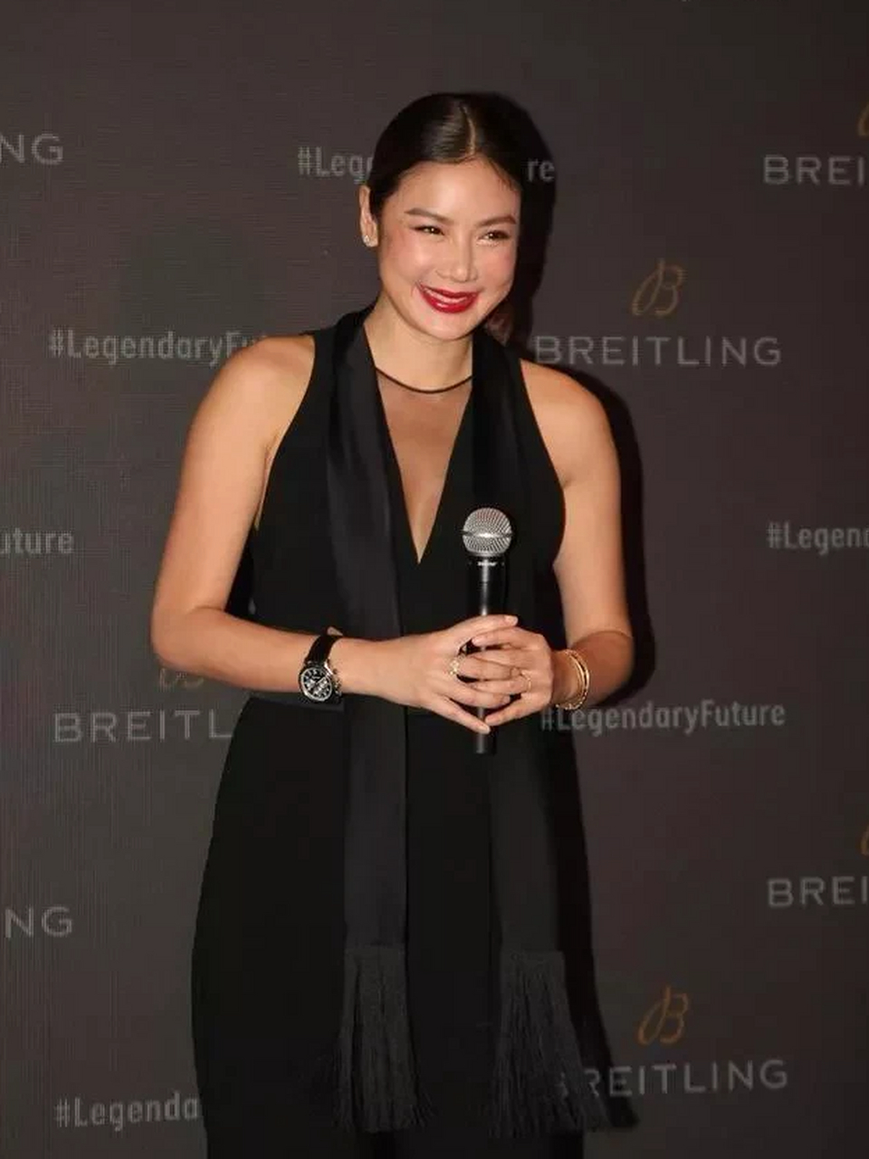 身高1米73的乐基儿越美越富态,穿黑色连体装胖成"女汉子"!