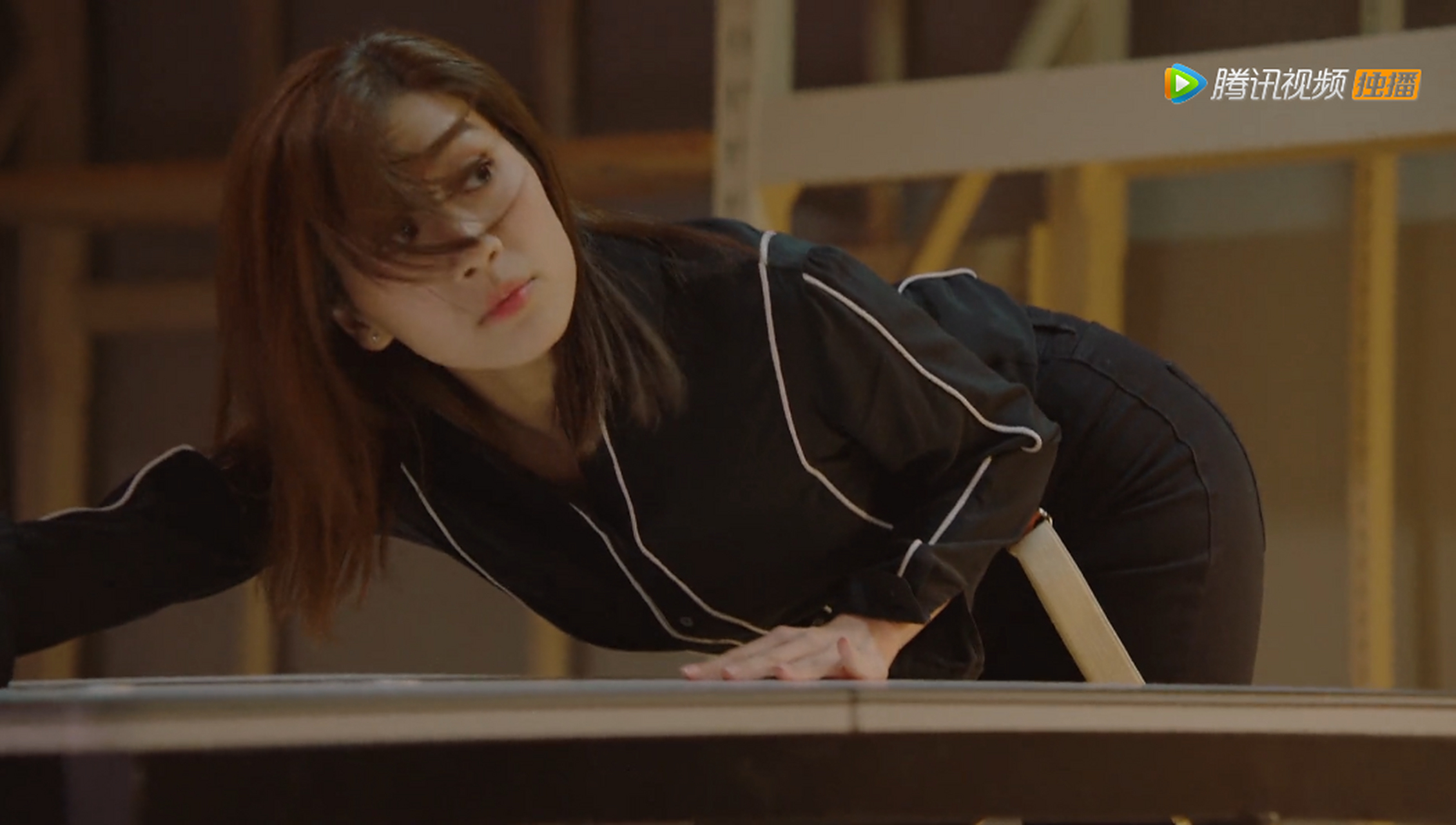 《使徒行者3》黄智雯饰演的高级督察,亲自教授卧底探员蔡思贝性感