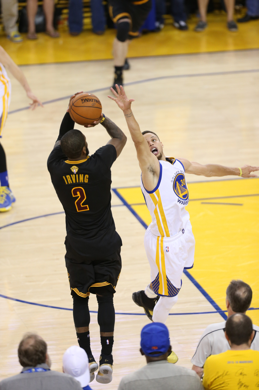 很多库里球迷把2016年总决赛g7被欧文颜射三分当成耻辱 事实上2017年