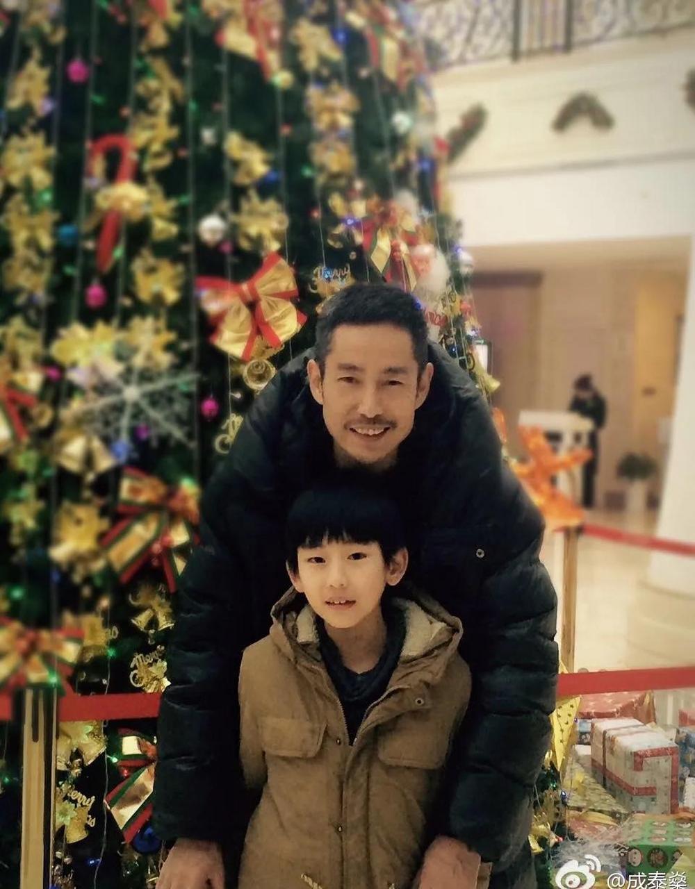 gif创作人# 著名演员成泰燊与老婆,儿子的合影,37岁中年得子,如今