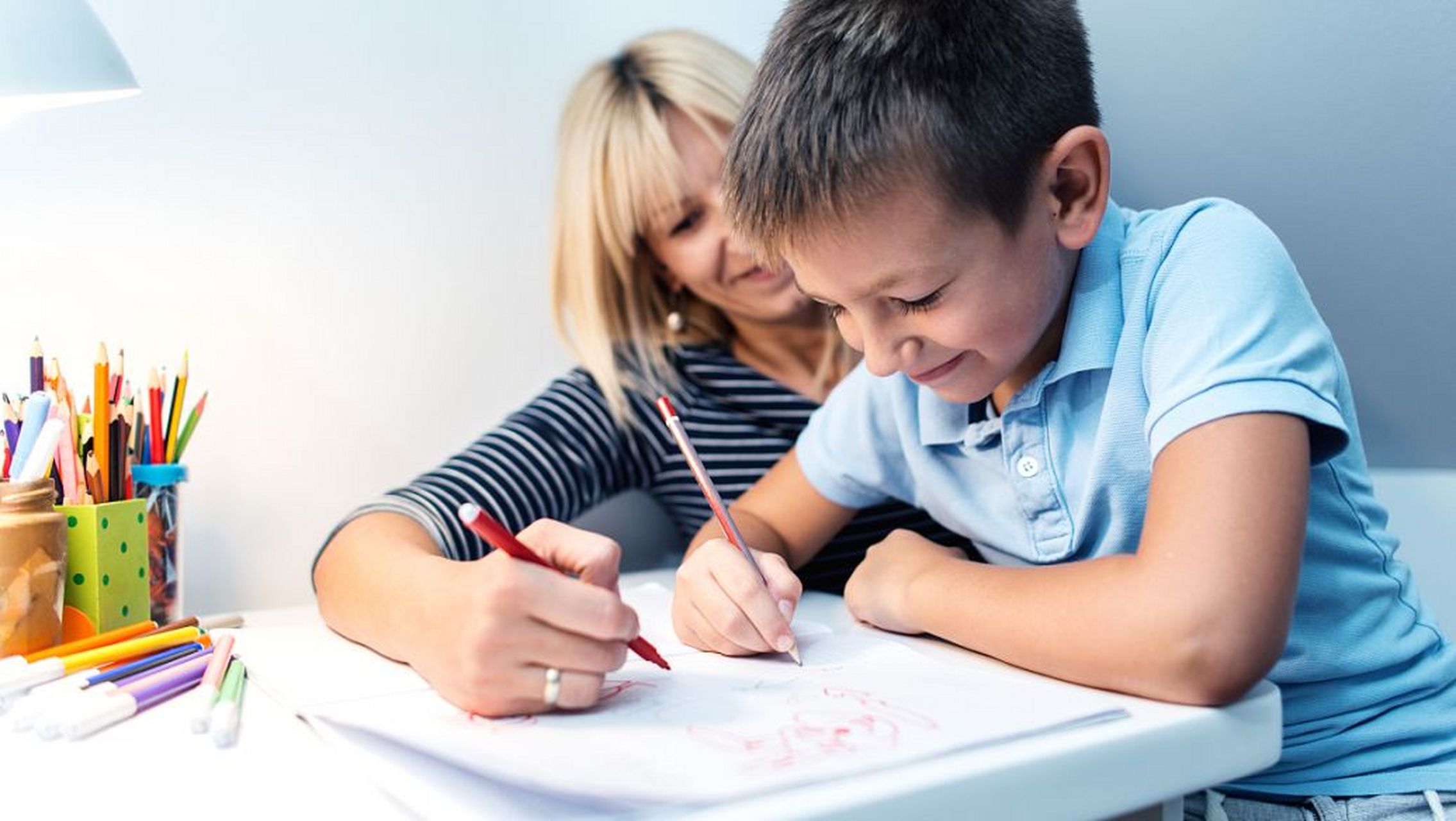 我们知道,一个孩子能不能培养成才,是受家庭,学校,社会,环境,习惯等多