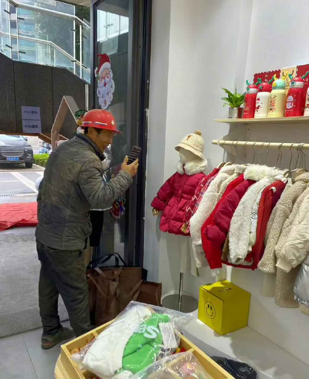 一位爸爸想给家里的孩子买身衣服