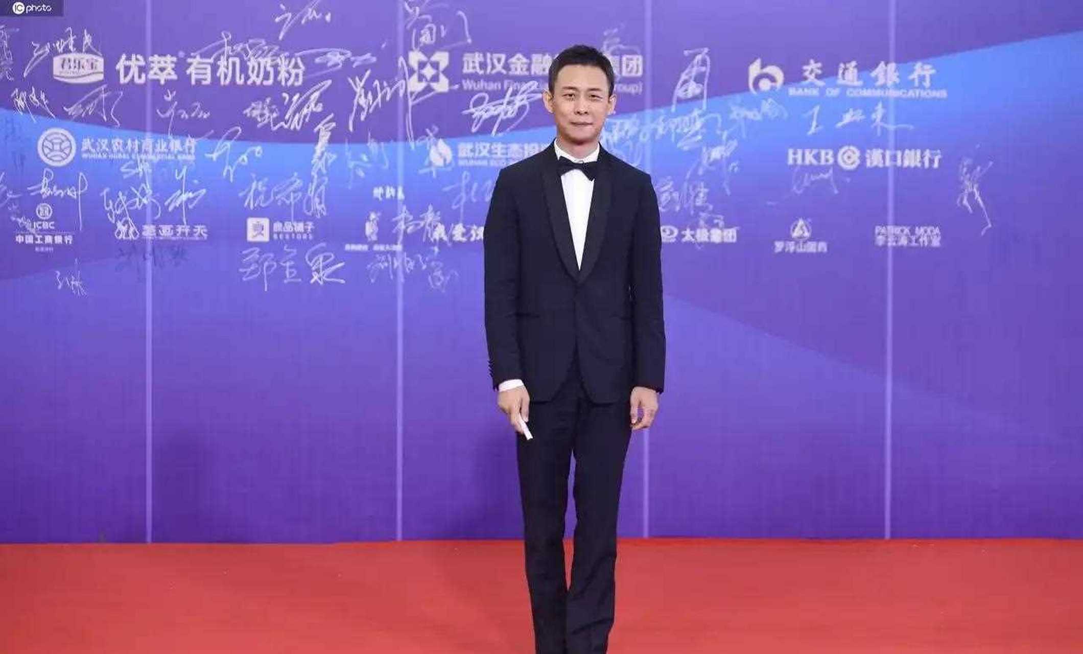 张译朱亚文于和伟,三人合体出席活动,身高最矮的张译,像偷穿了大人