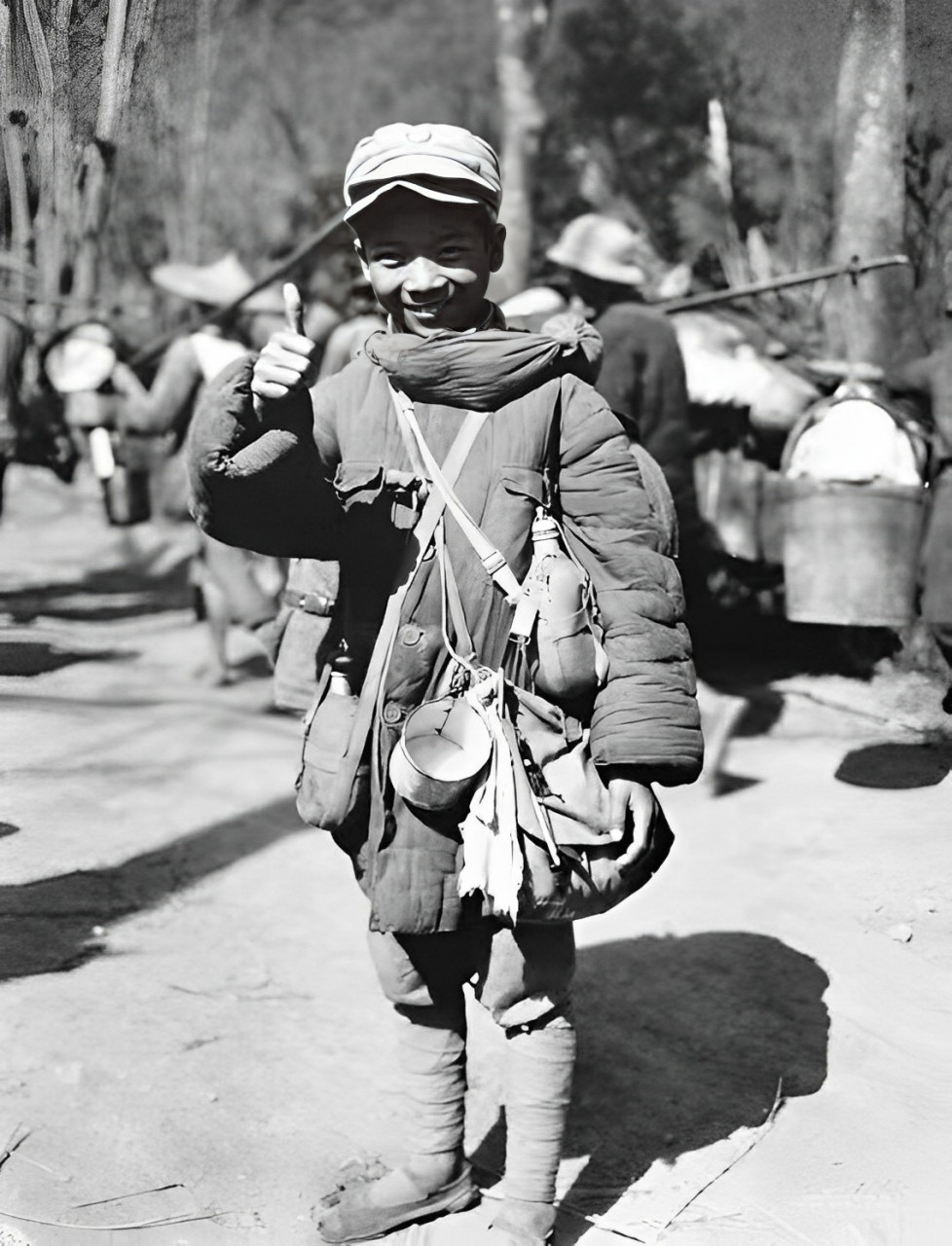 " 2014年8月,83岁高龄的陈友礼收到一张远征军娃娃兵的照片时泪流满面