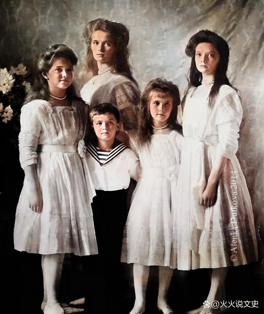 末代沙皇的全家福,他们全家被杀时,五个漂亮的孩子,最大的只有22岁,最