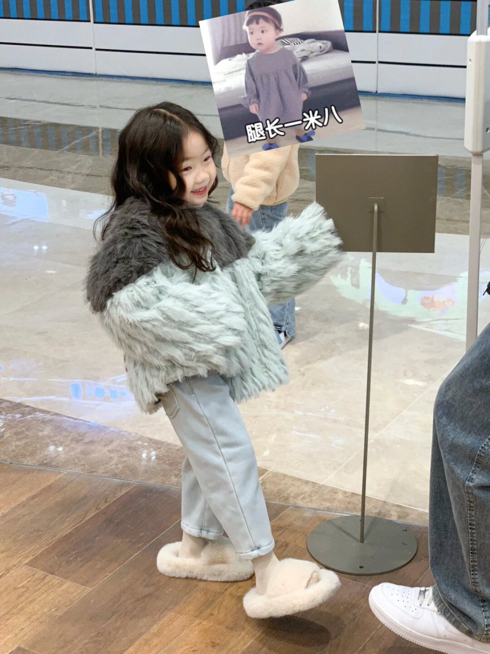 在优衣库拍到个小女孩背影……  哇,我真的要承认,我羡慕了!