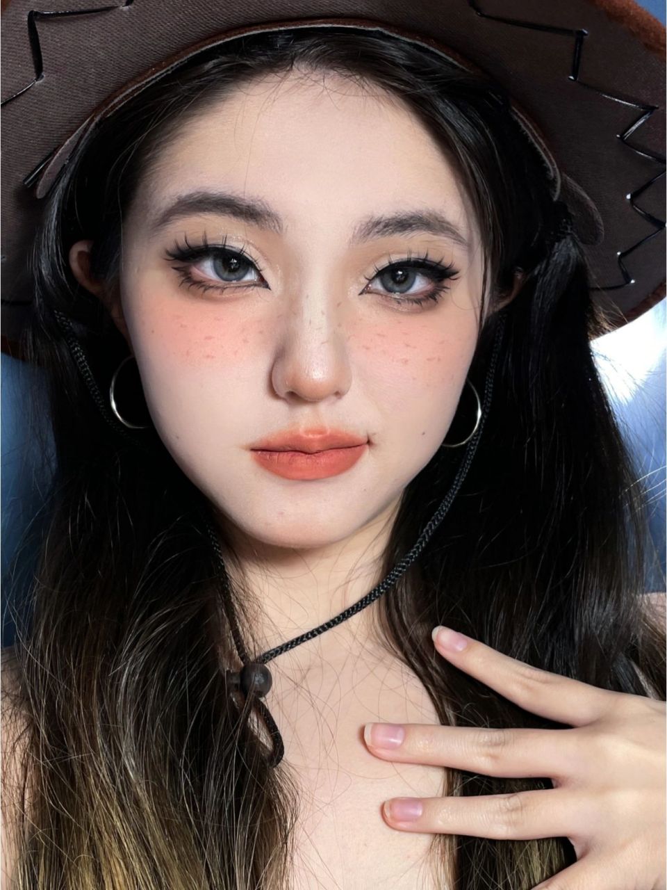 精神小妹浅尝下截断眼妆 能被美女夸夸么今天画了一个烟熏深蓝又 酷又