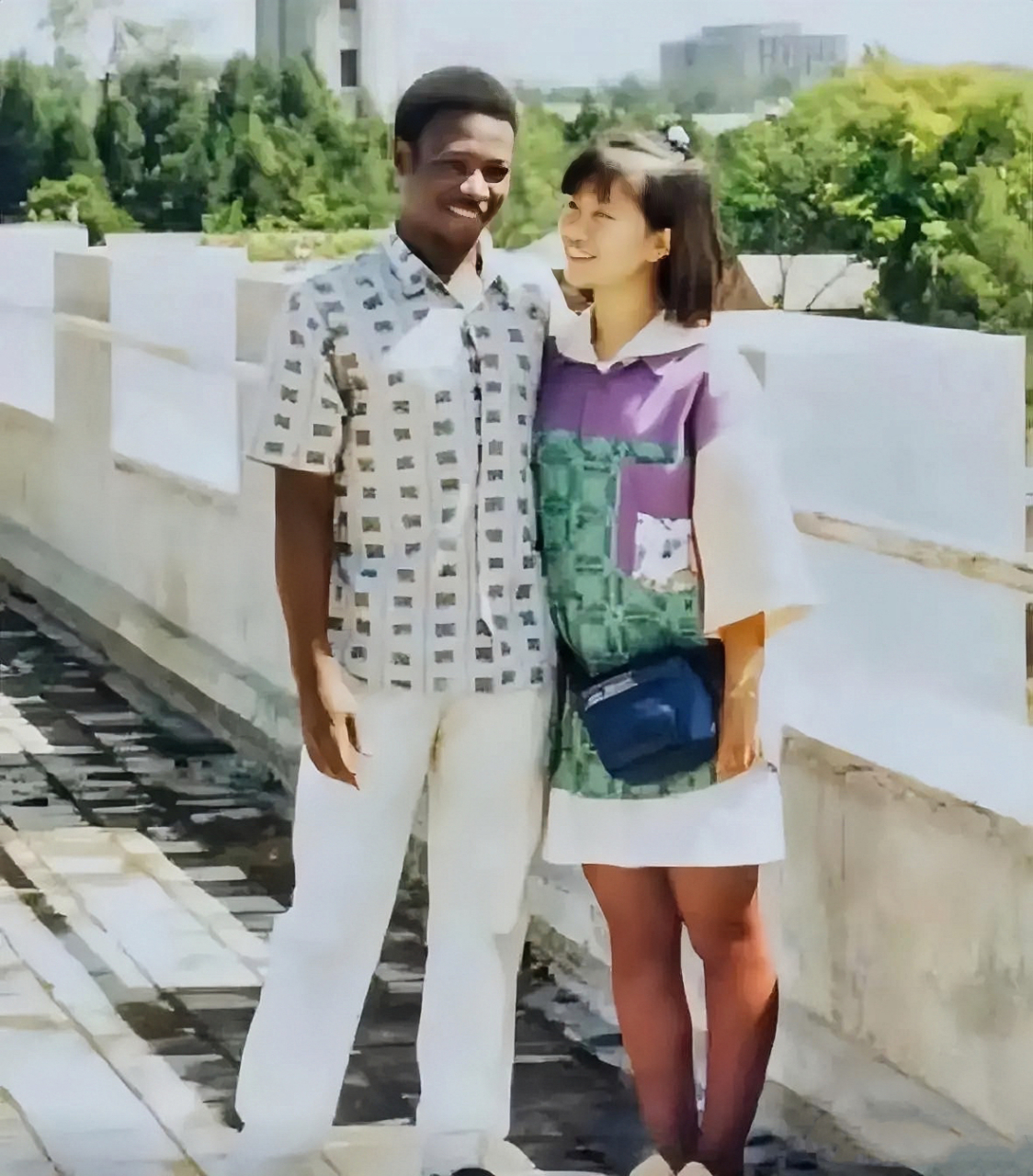 清华大学研究生王丽红,和来自乌干达的男友苏玛留下的一张合影.