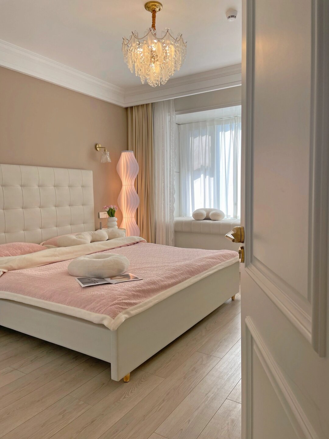 这样温暖的卧室太适合 宅在家了～ [微风]   床头背景墙颜色是布莱垦