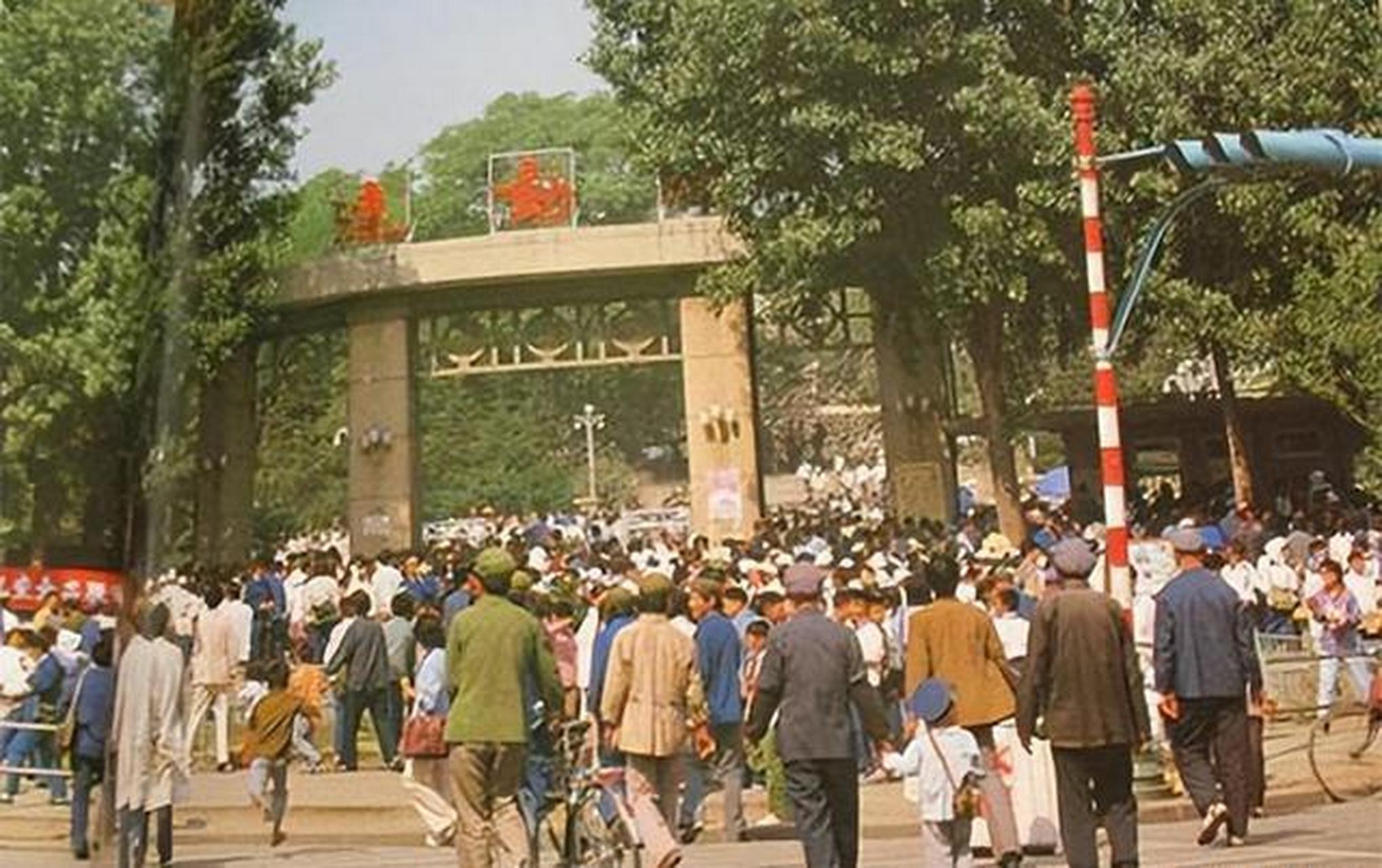 80年代大连老照片:天津街,劳动公园,动物园,上海路,有轨电车