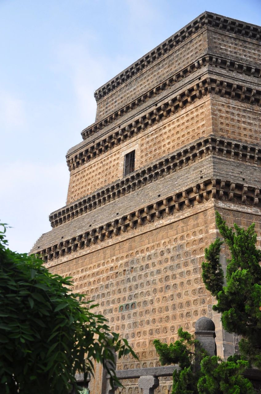 铁塔高,铁塔只搭繁塔腰",讲的就是目前开封城内最高的铁塔,其实高度