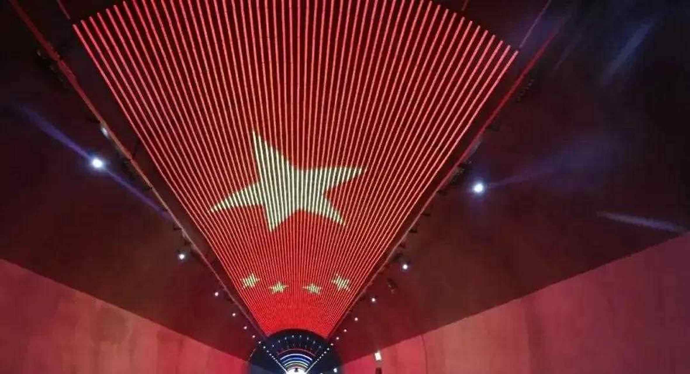 近日,河北邢台建成一条网红天机硇隧道,长1660米,是邢台市农村公路中