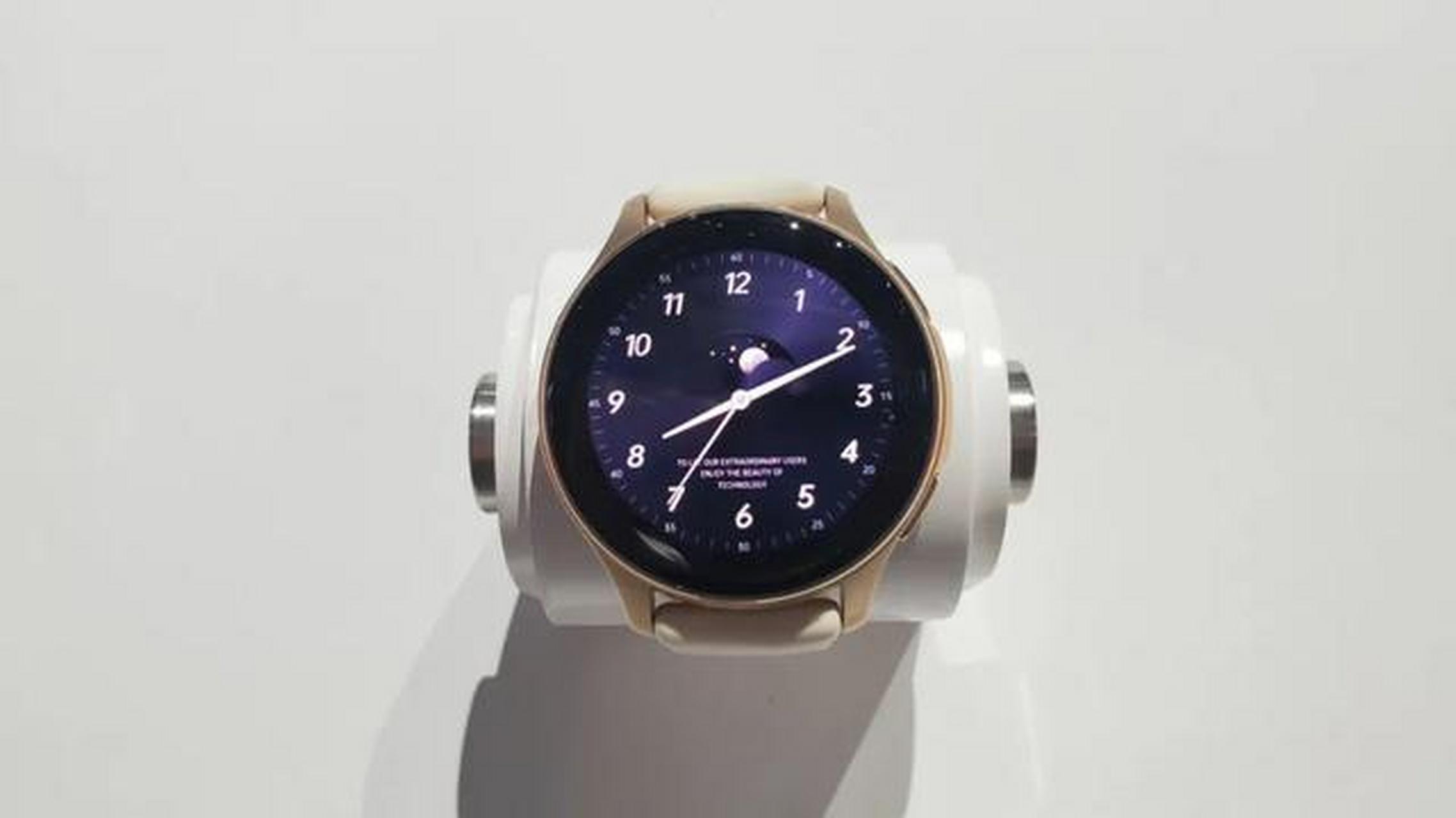 发布会上 oppo 还展示了新的圆形表盘手表 oppo watch rx.