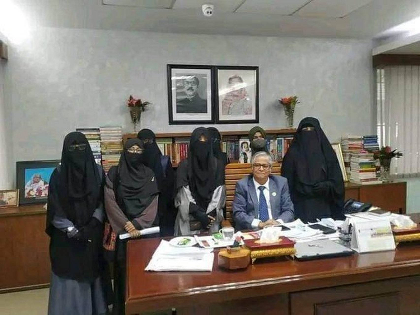 照片为dhaka university的女性学生. 1967 和 2022.