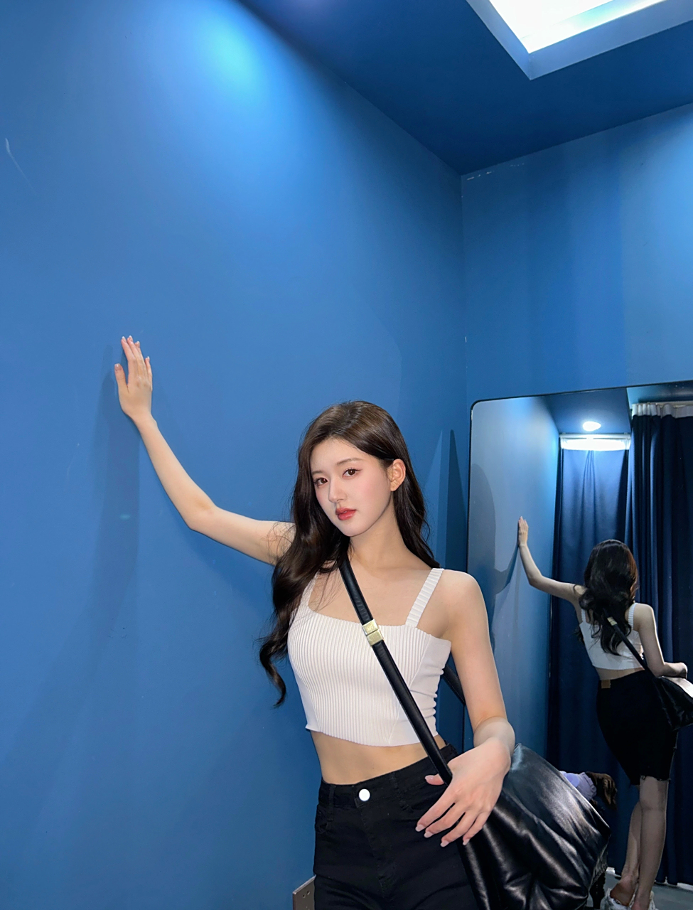 赵露思露脐吊带裙超性感,火辣又吸睛,眼神迷离又妩媚