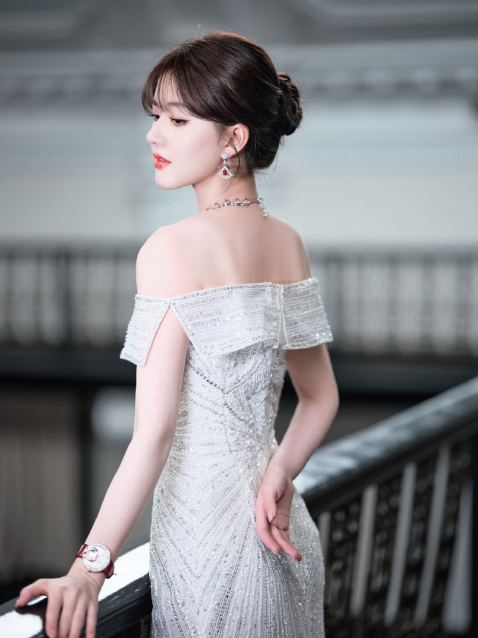 赵露思白色抹胸尺度大,香肩美背诱人十足#娱乐风向标# #八卦# #赵露思