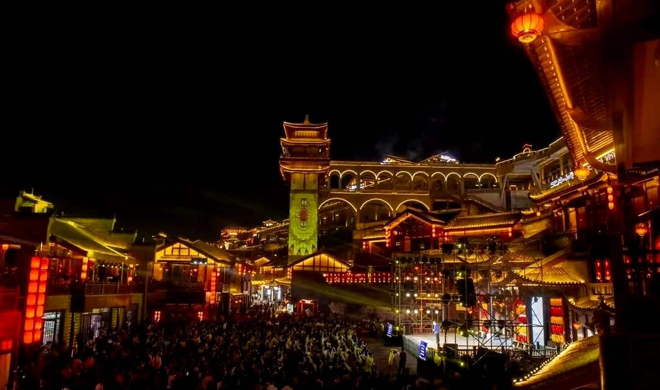 如果想要品尝烤鱼,就一定要到重庆万州天生天城文化古城街.