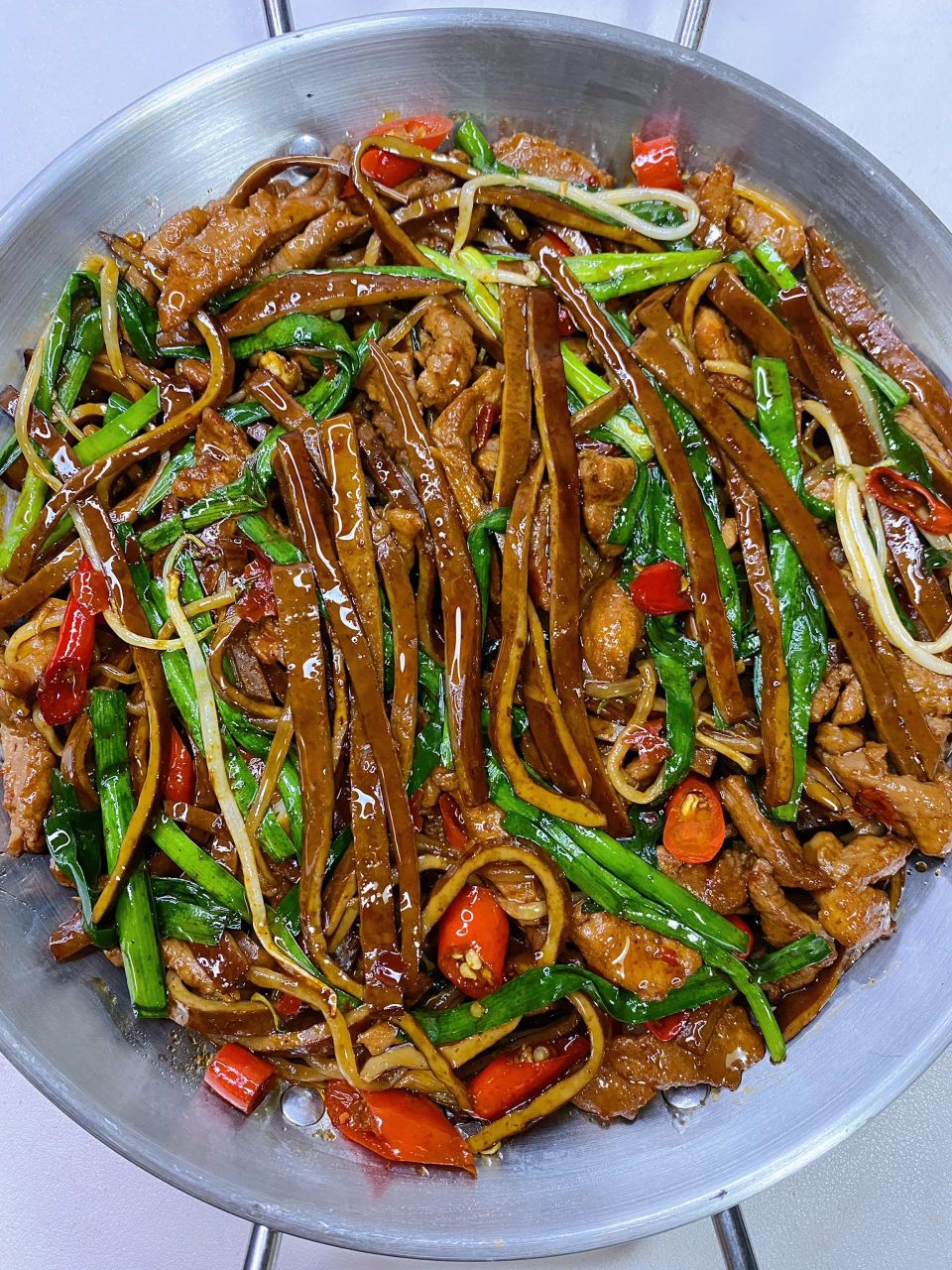 肉丝炒豆干,简单家常菜,超级下饭,巨好吃  食材:猪瘦肉丝,豆干,韭菜
