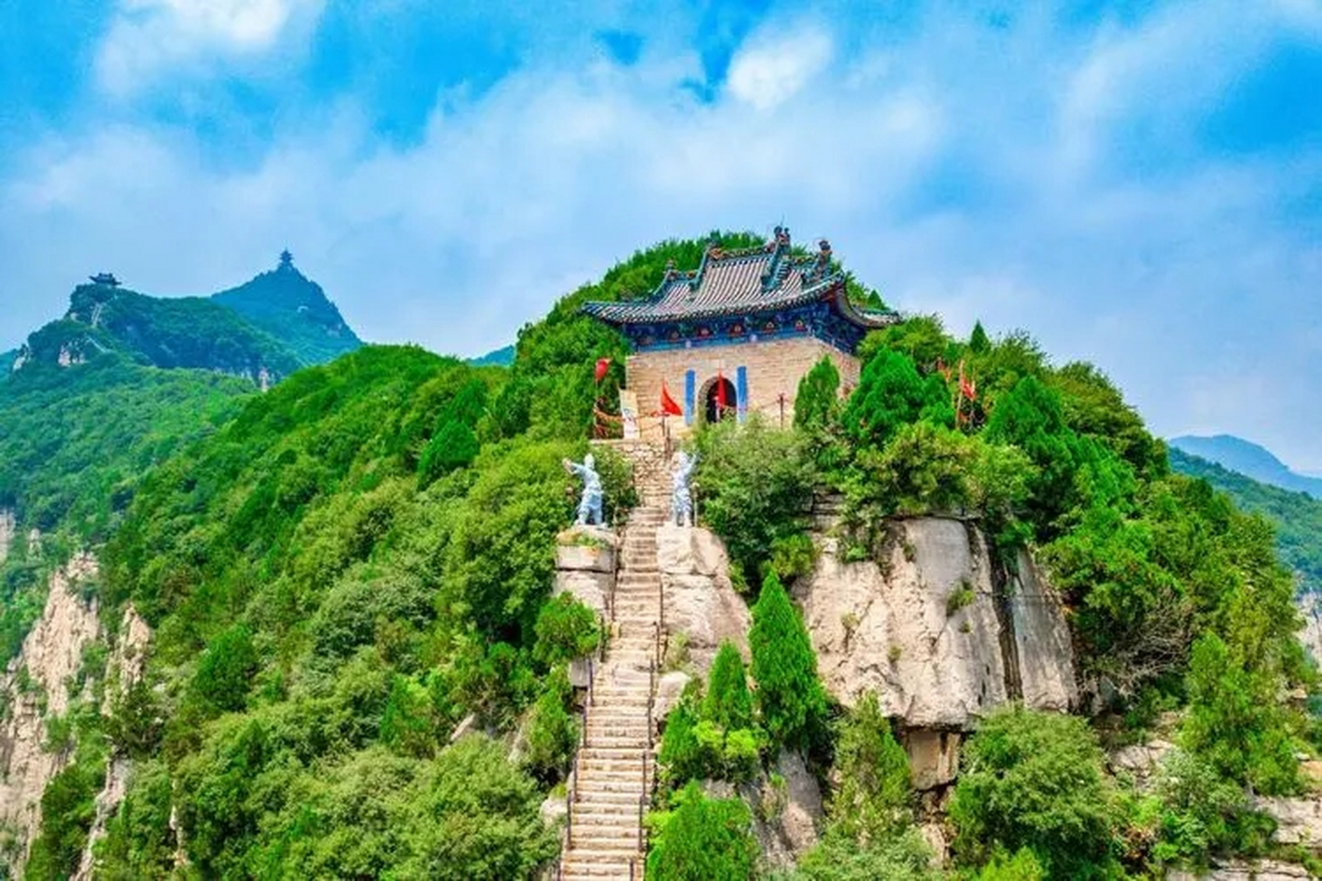 云丘山以其丰富的植物资源而闻名,这里的气候温和,空气清新,可以让你