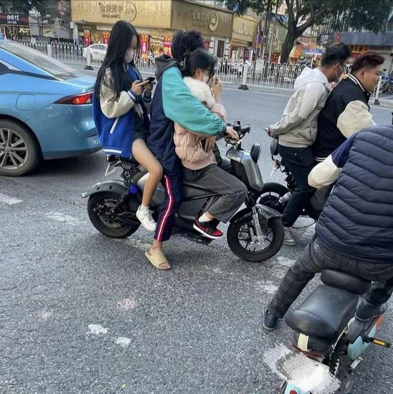 网友:严重超载了,交警叔叔不管吗?