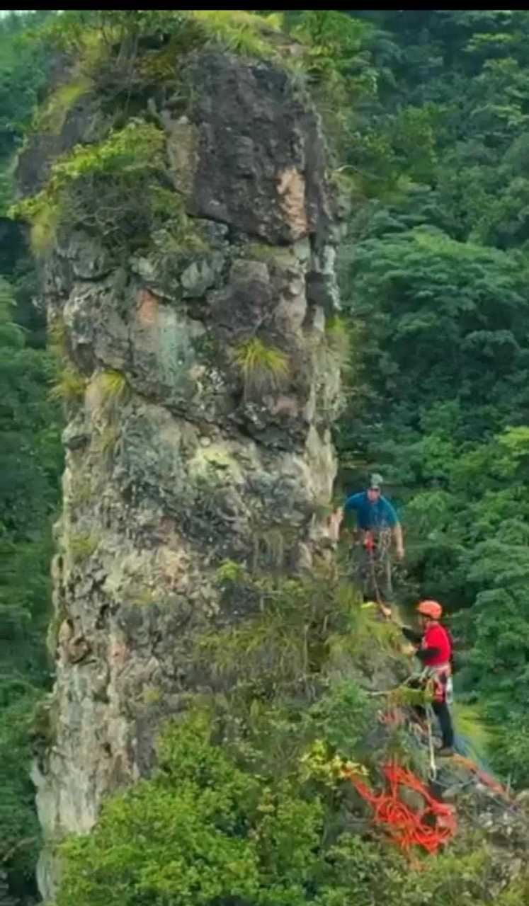 三男三女登三清山图片