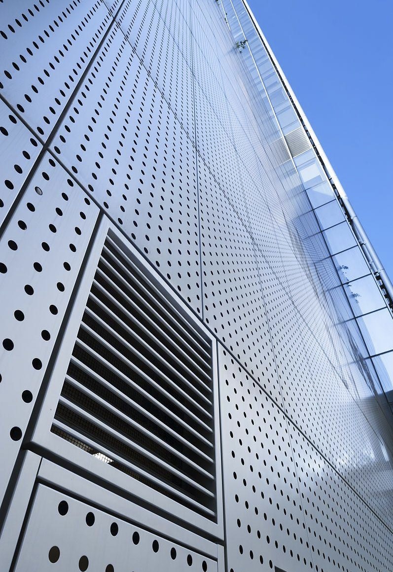 铝单板在建筑立面装饰领域有着广泛的应用,并且在未来发展中有以下几