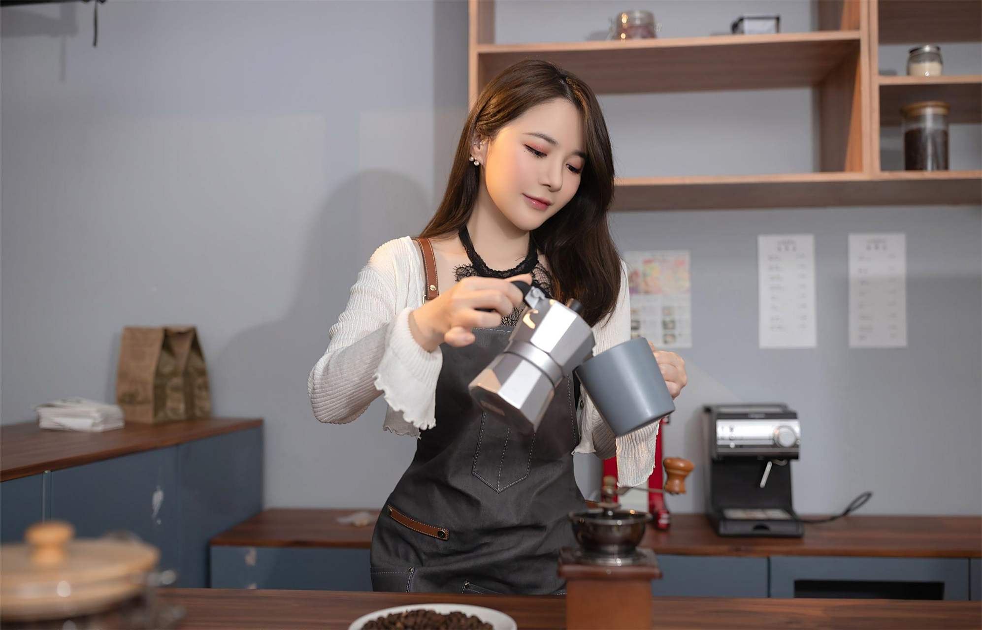 猫性  #秀人女神#    咖啡馆里的女神鱼子酱fish  #美女