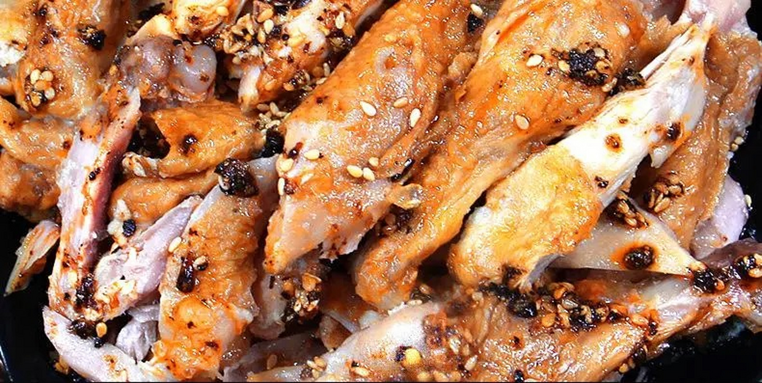 山东德州麻油鸡是一道历史悠久的传统名菜,鸡肉为主要原料,配以适量的