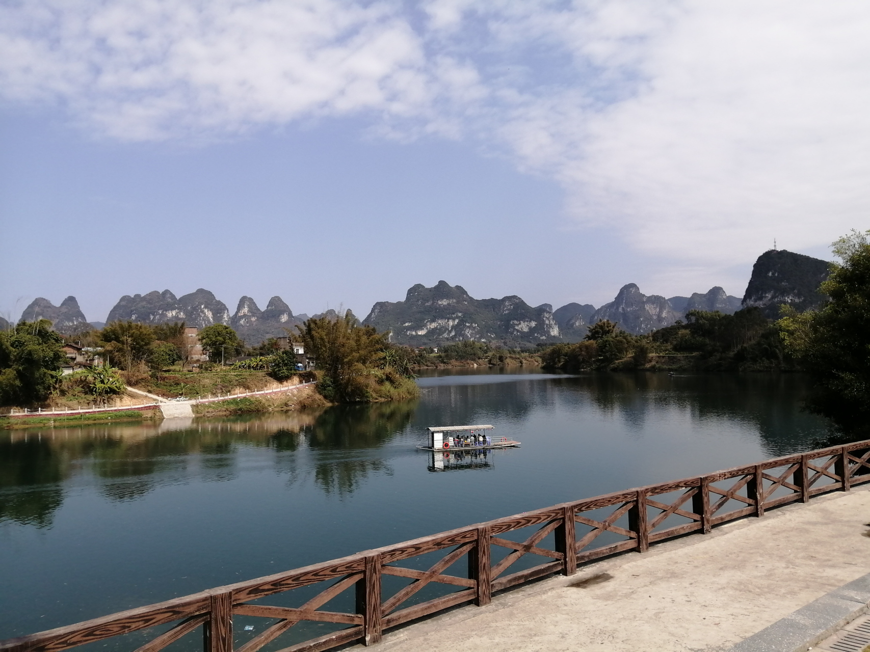 乐享周末分享吧# 从龙江边看完风景,就走去怀远古镇,路过看到游客