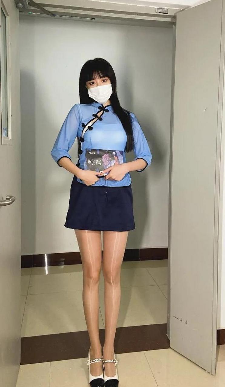 小姐姐腿上这么亮是擦油了吗