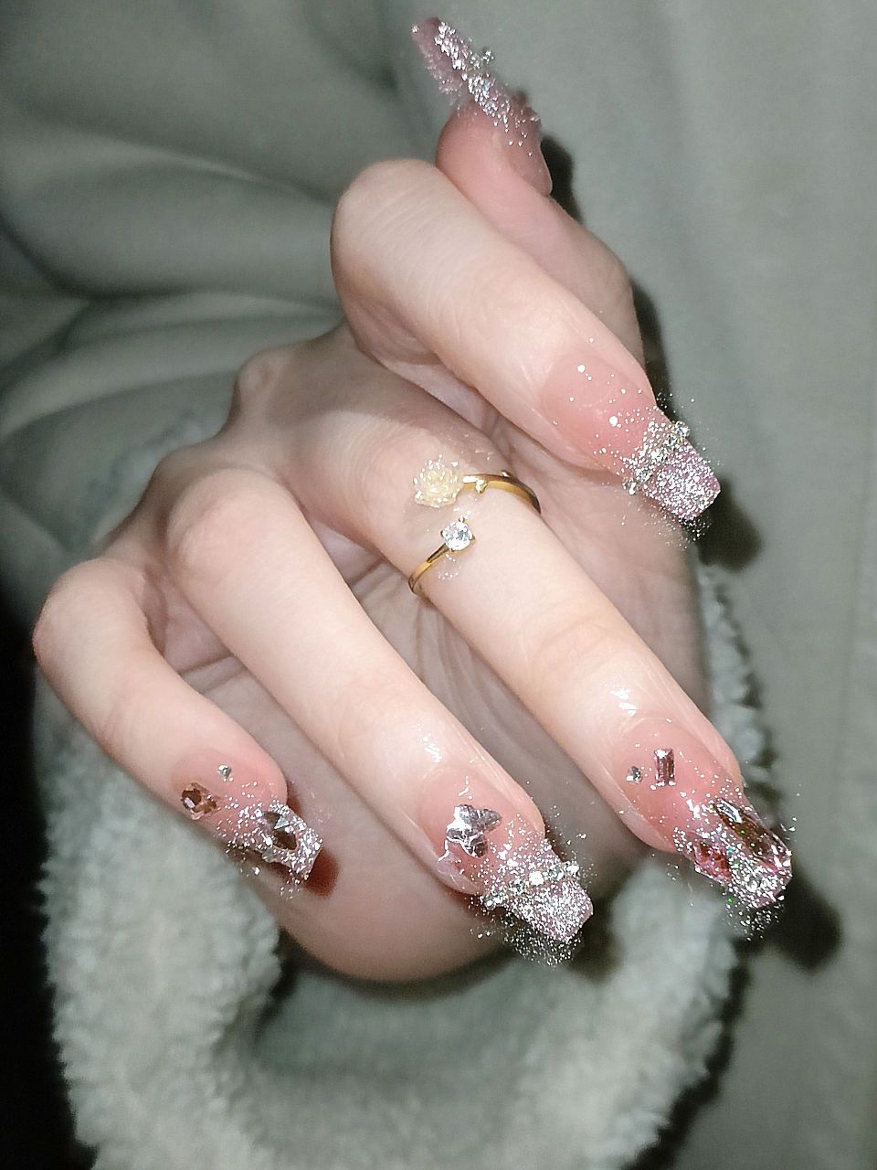 它采用了碎钻和粉红玫瑰的设计,让整个美甲看起来既奢华又浪漫.