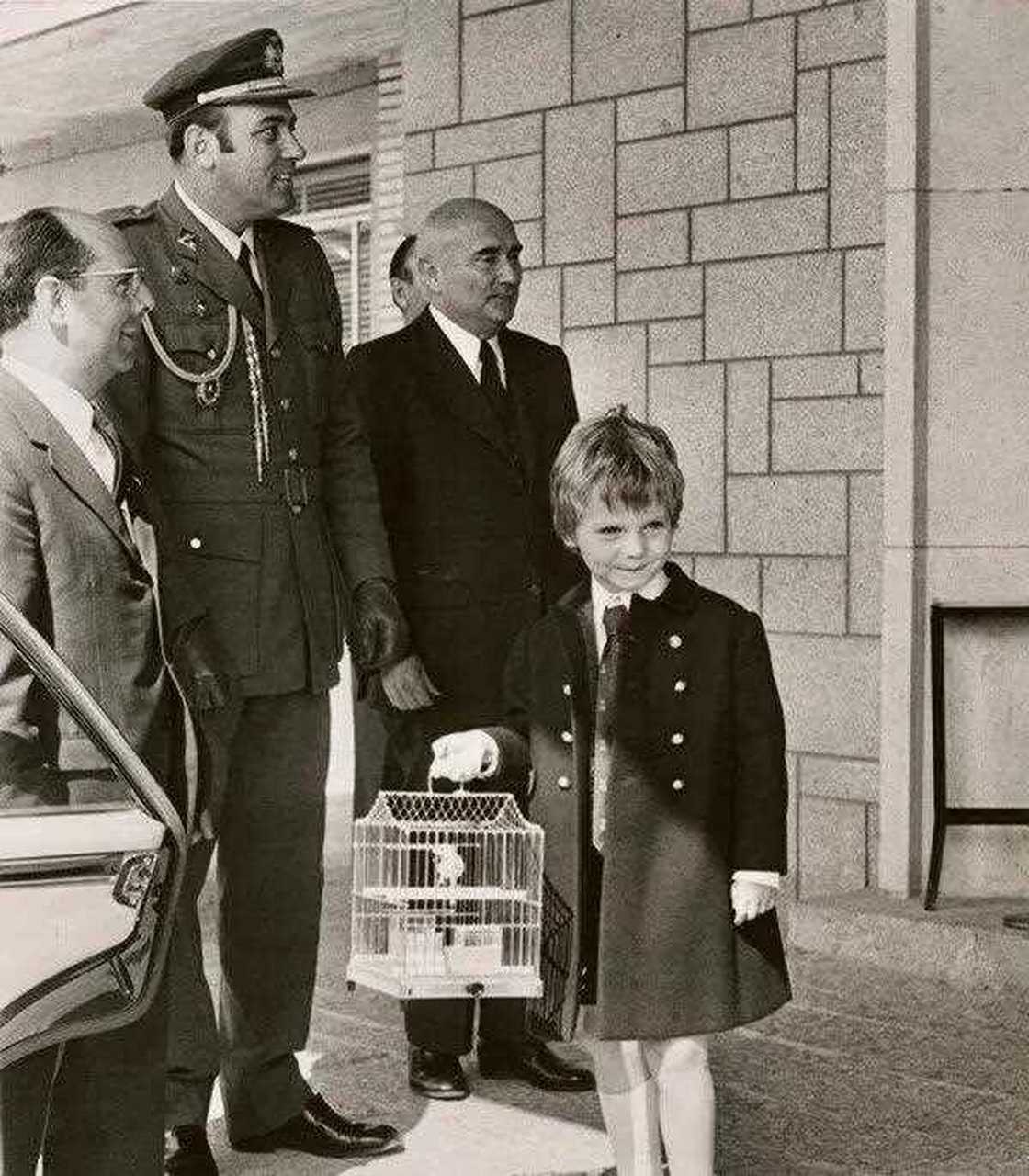 小时候的西班牙费利佩王子(现在的费利佩国王)也太时尚了吧,小小绅士